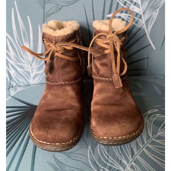 UGG Cove Suede Embroidered Sheepskin Shearling Moccasin Tie Ankle Boot sz 6 - Picture 3 of 8